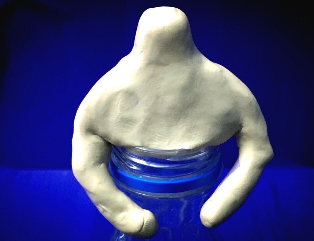 Как украсить бутылку на свадьбу фигуркой невесты - фото 2