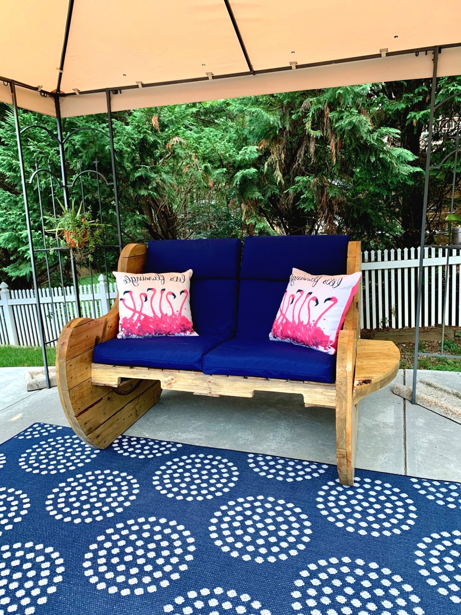 Диван из кабельной катушки и поддонов - фото 2