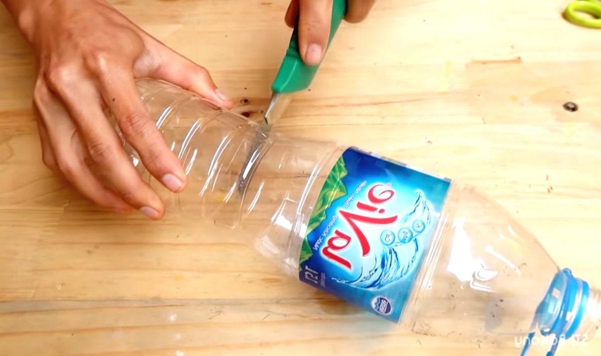 Необычный цветочный горшок из пластиковой бутылки - фото 2