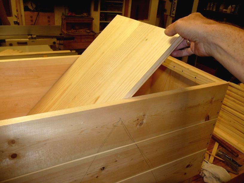 Необычный сундук из дерева - фото 8