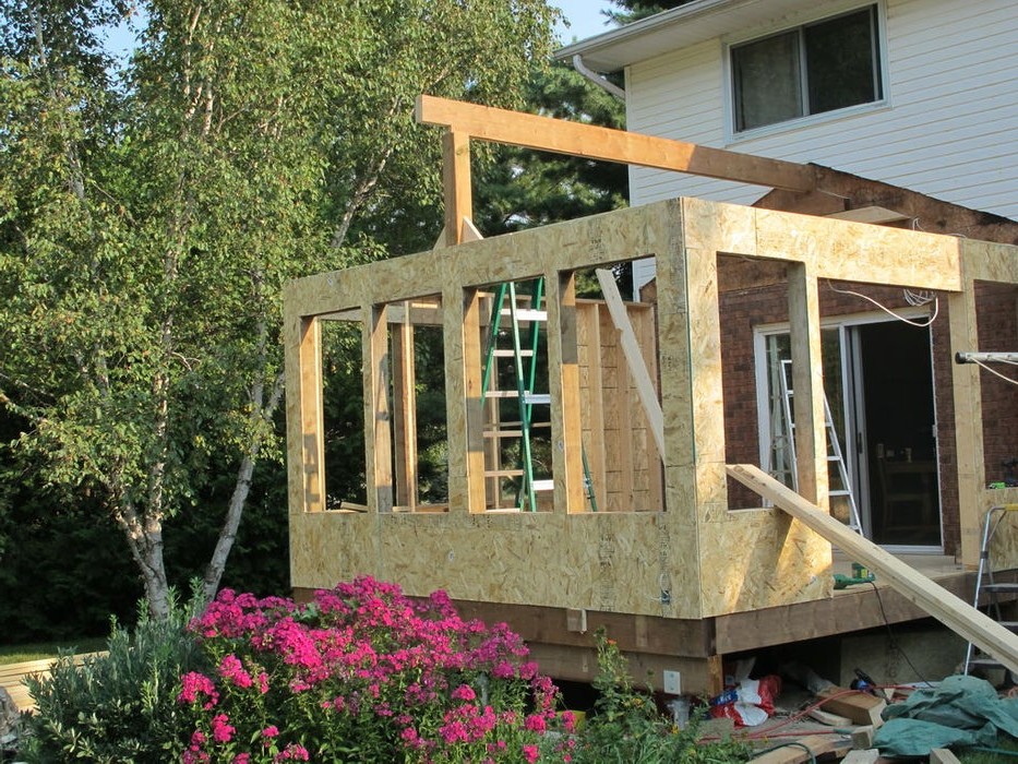 Закрытая солнечная веранда с дровяной печью - фото 14