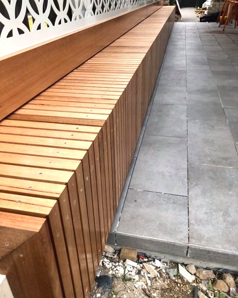 Необычное ограждение между забором и домом - фото 6