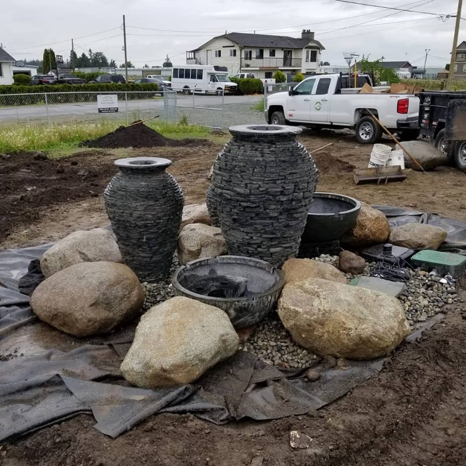 Оригинальный фонтан из каменных ваз - фото 5