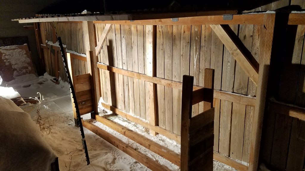 Интересный дровенник вдоль забора - фото 10