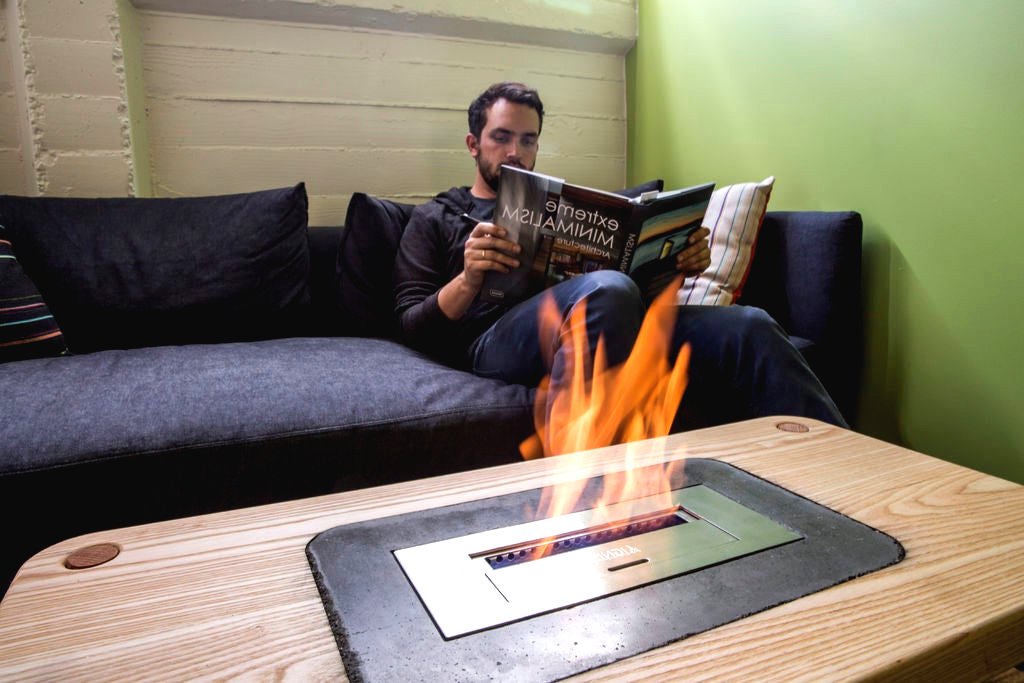 Столик с небольшим очагом в центре - фото 25