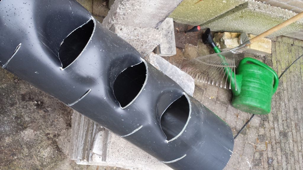 Вертикальная грядка сделанная из трубы ПВХ  - фото 8