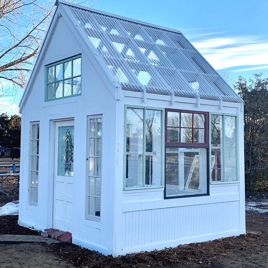 Оригинальная оранжерея из старых стекол - фото 17