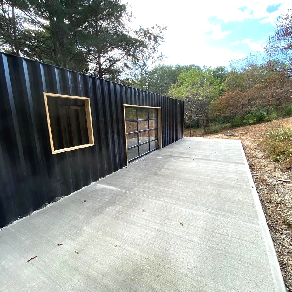 Интересный дом из морского контейнера - фото 9