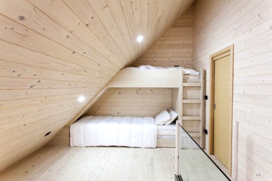 Необычный дом в лесу - фото 17