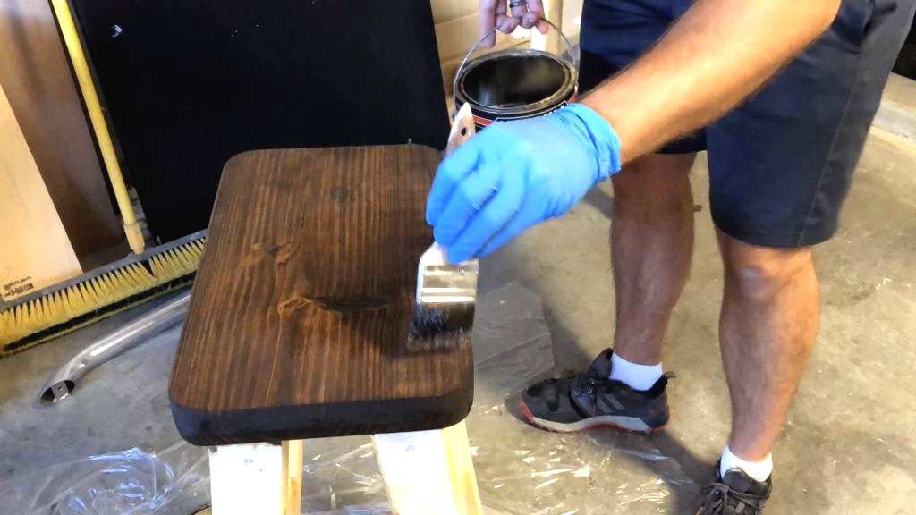 Как сделать барный стул из дерева - фото 7