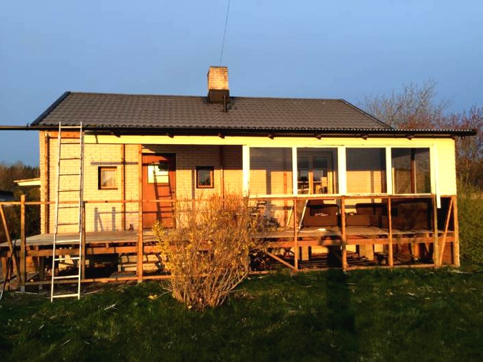 Закрытая веранда у дома - фото 6