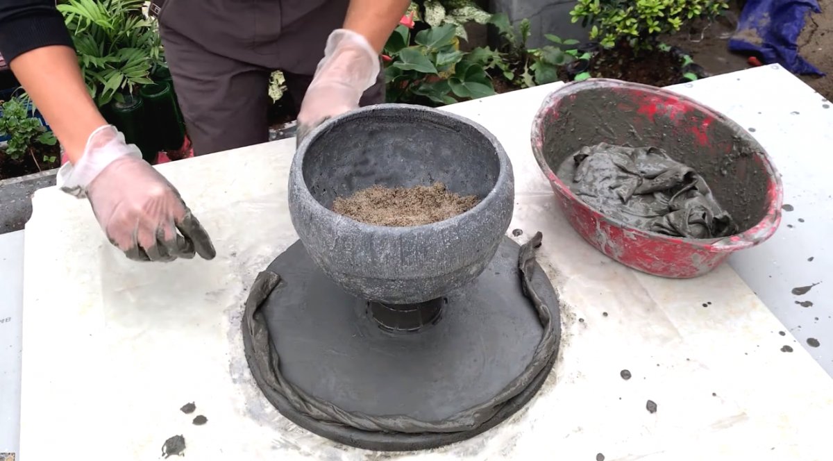 Цветочный горшок из цемента и старой шапки - фото 17