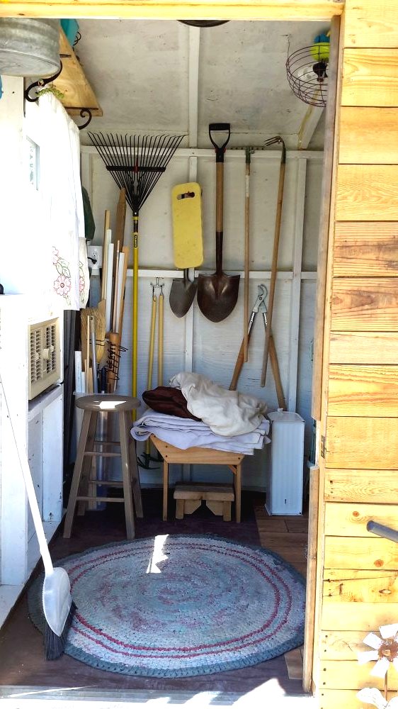 Небольшой садовый домик из поддонов - фото 13