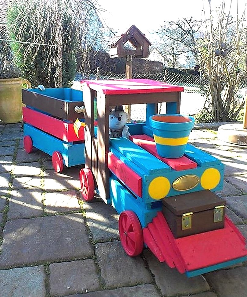 Игровой поезд для детей из поддонов - фото