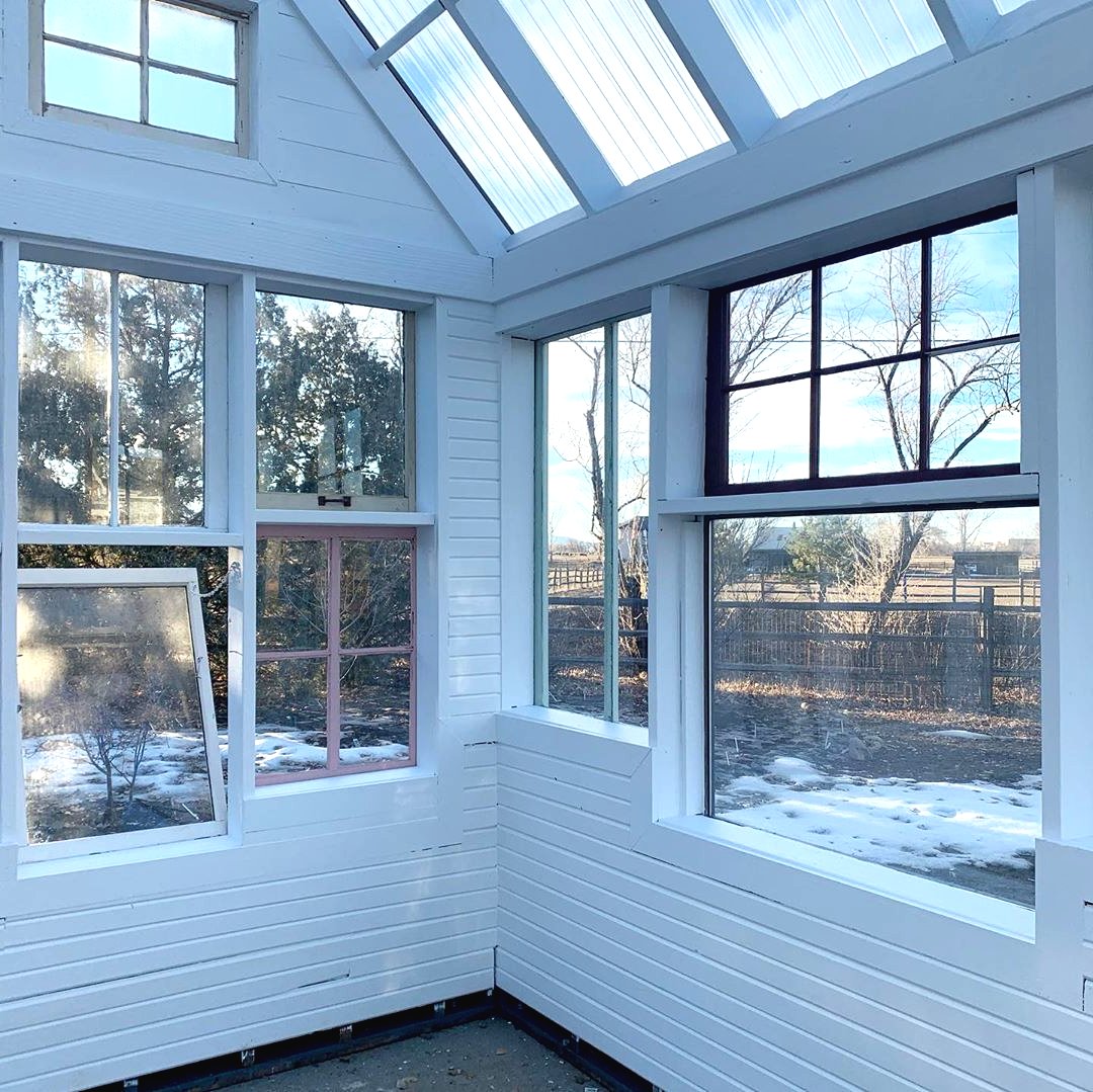 Оригинальная оранжерея из старых стекол - фото 13