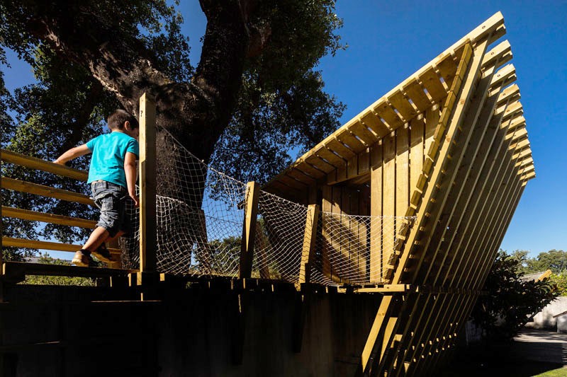 Дом для детей построенный на стене - фото 4