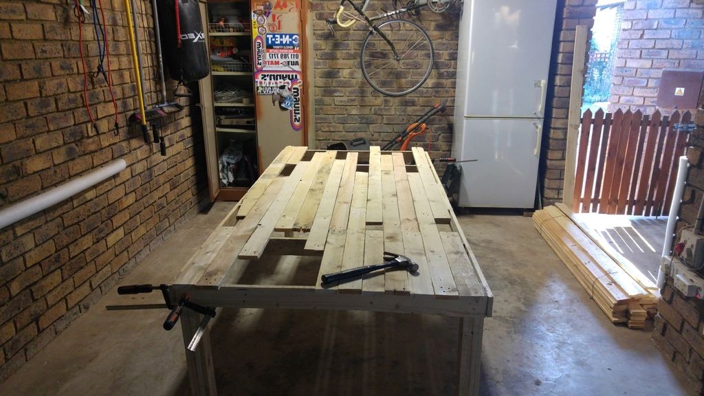 Деревянный стол из поддонов - фото 6