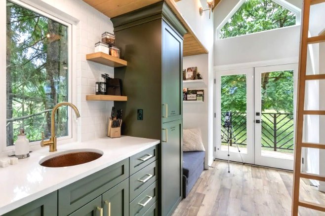 Необычный домик из дерева для дачи - фото 2