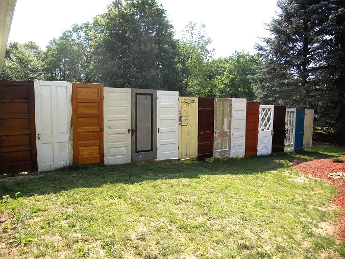 Забор из старых дверей - фото 2