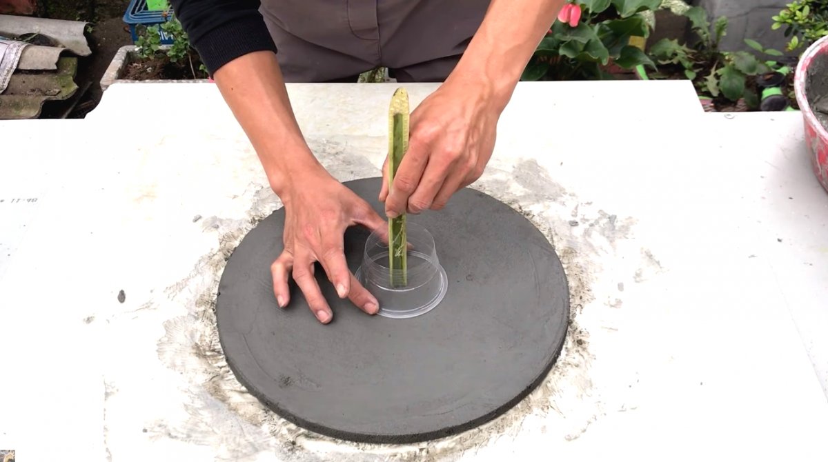 Цветочный горшок из цемента и старой шапки - фото 11