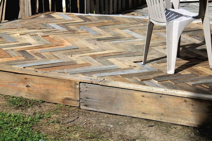 Двухуровневая терраса из поддонов - фото 3