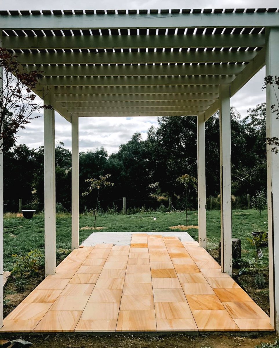 Красивая беседка из дерева для дачи - фото 10