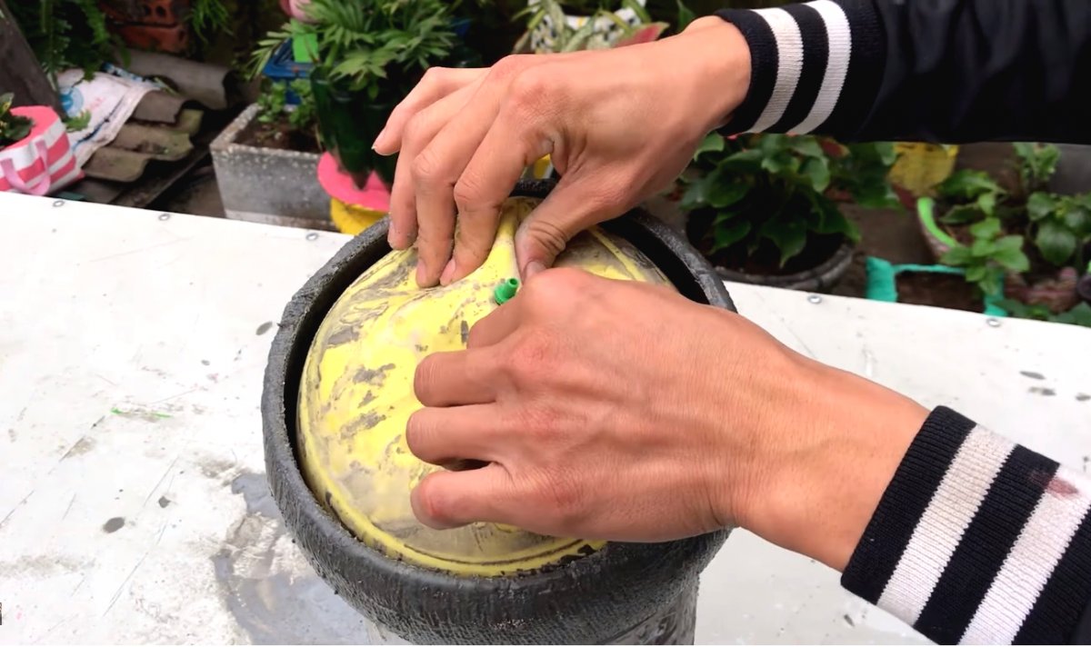 Цветочный горшок из цемента и старой шапки - фото 6