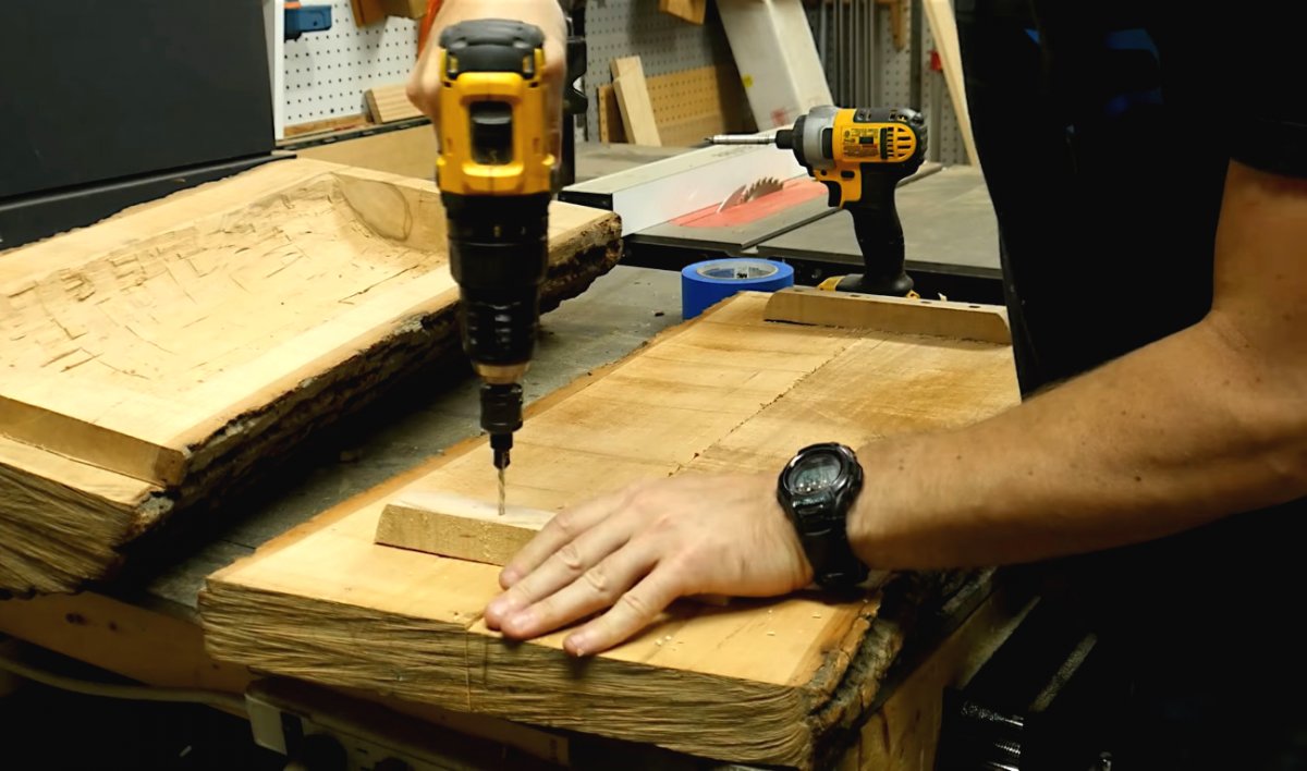 Как сделать скамью из бревна с местом для хранения - фото 25