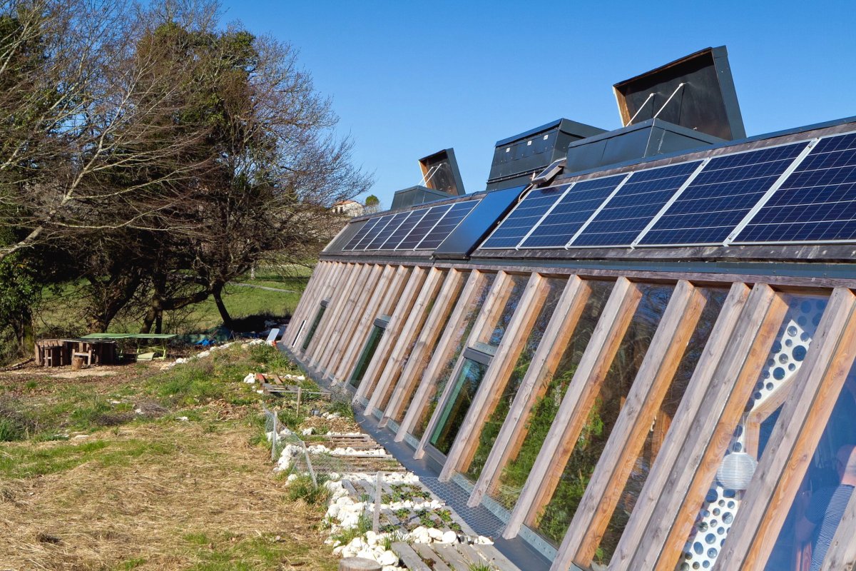 Дом из автопокрышек и стеклянных бутылок - фото 21