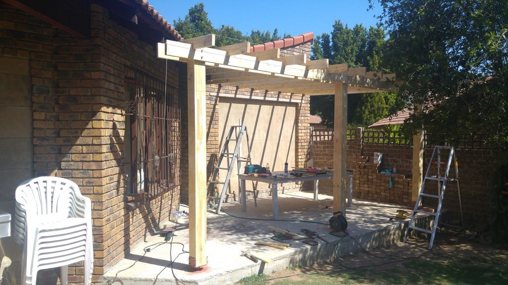 Интересная  летняя кухня под беседкой из перголы - фото 23