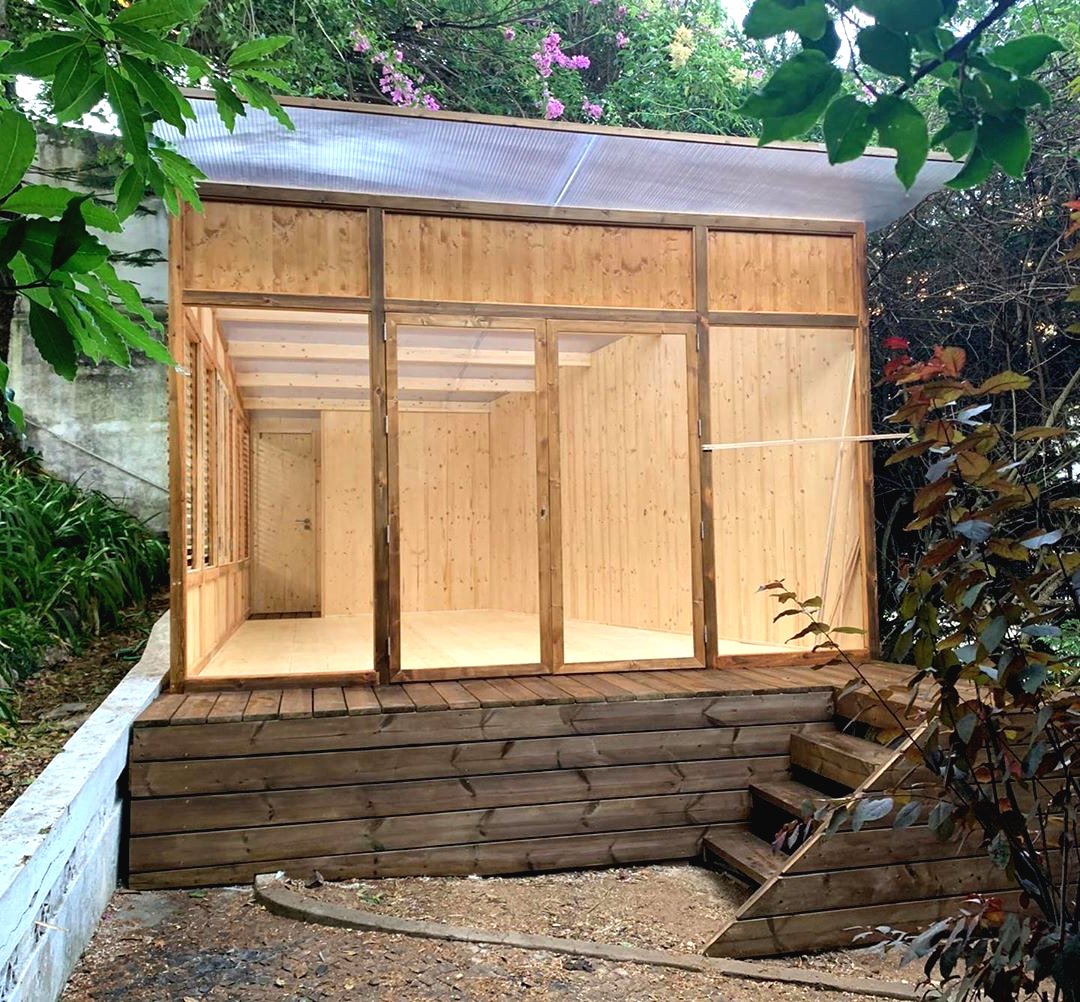 Интересный вариант закрытой беседки - фото 9