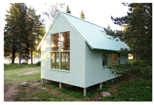 Деревянный дом у озера - фото