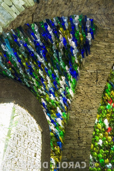 Сад в котором иглу из пустых бутылок вина - фото 3