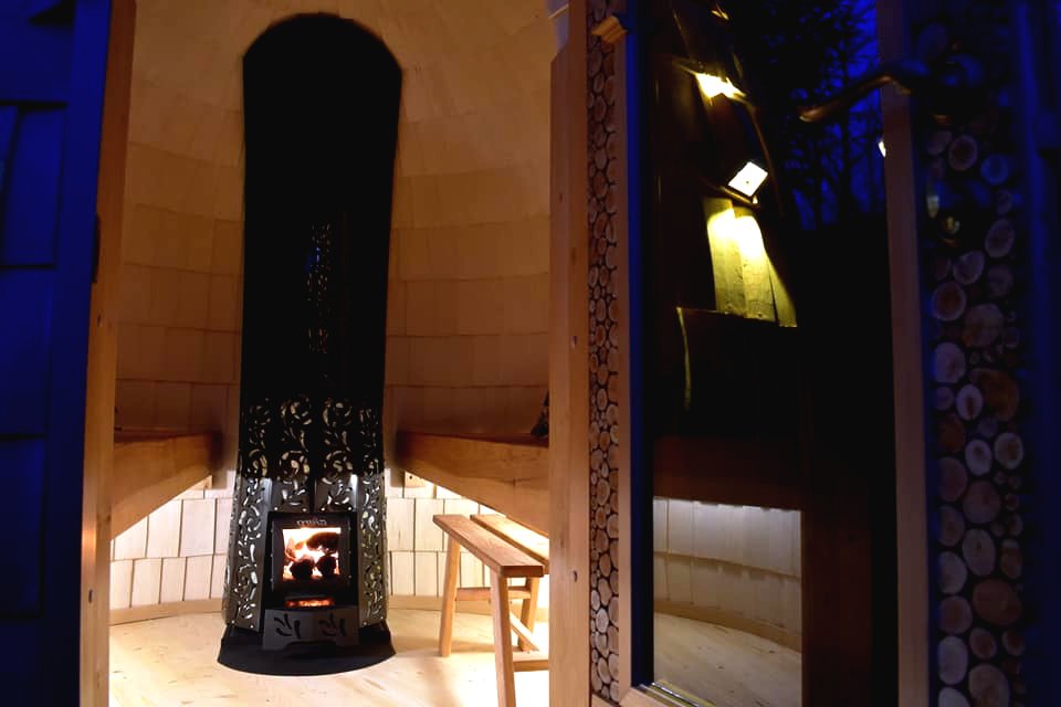 Оригинальная баня из дранки - фото 6