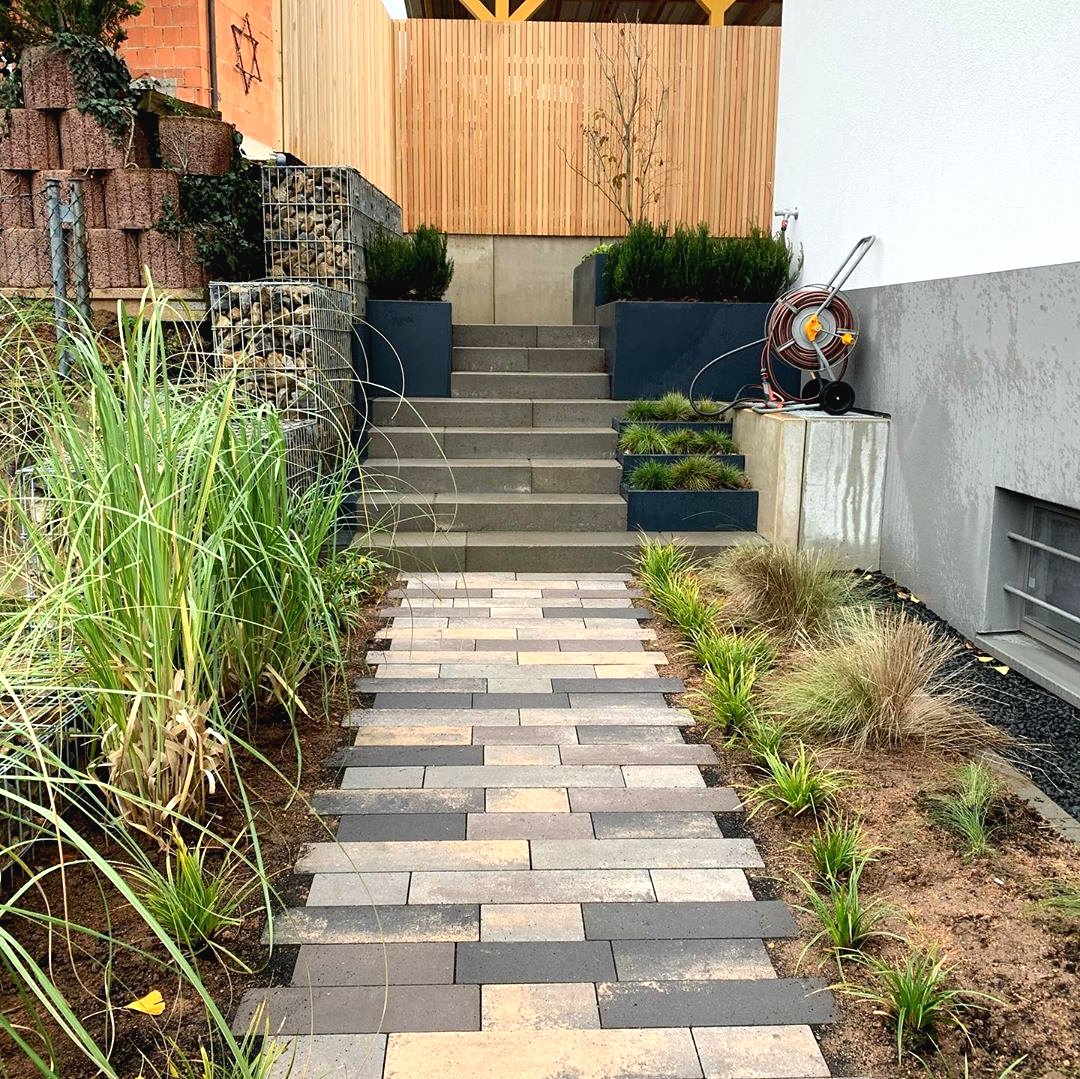 Ландшафтный дизайн участка перед домом - фото 14