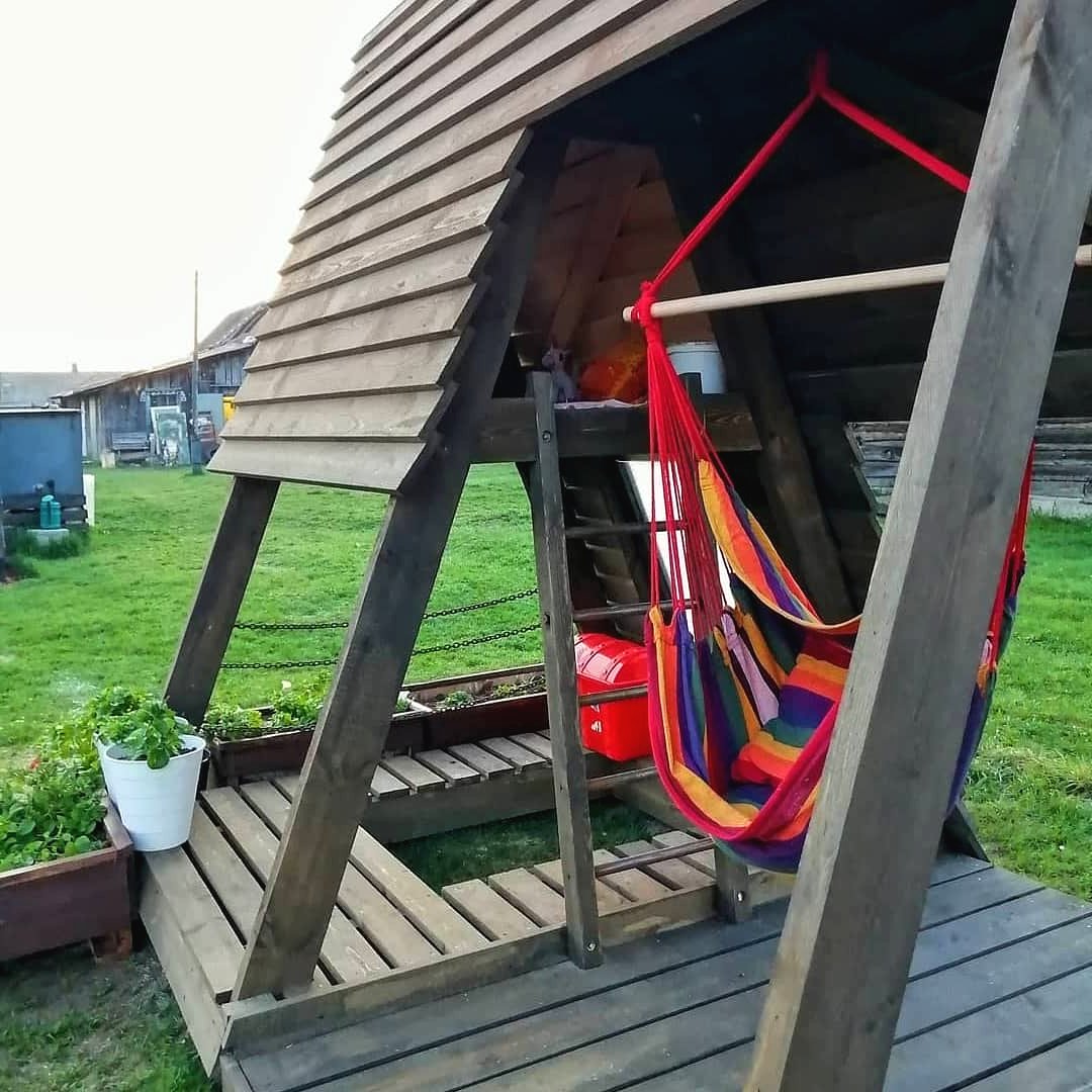 Детский  домик с качелями на даче - фото 2