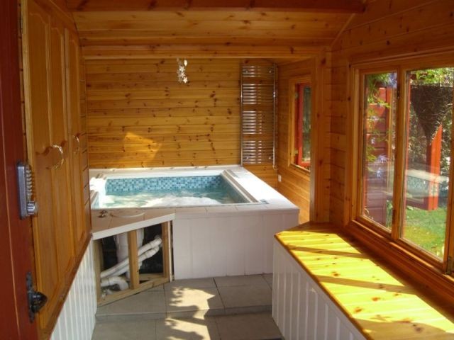 Оригинальное джакузи под навесом - фото 30