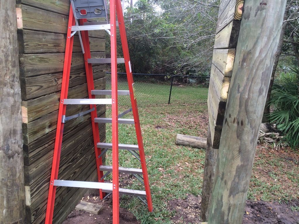 Детский дом на столбах со стеной для скалолазания - фото 7