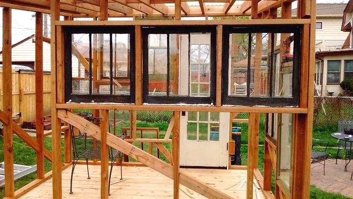 Садовая беседка из старых окон - фото 7