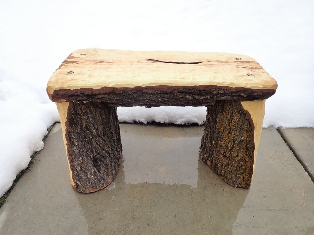 Простая садовая скамья из бревна - фото 2