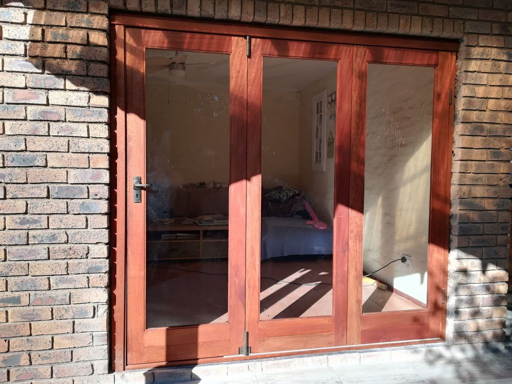 Интересная  летняя кухня под беседкой из перголы - фото 40