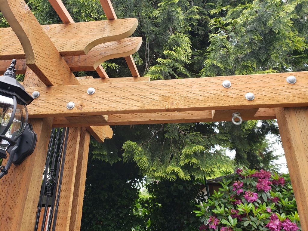 Арка из дерева с двойными качелями - фото 54