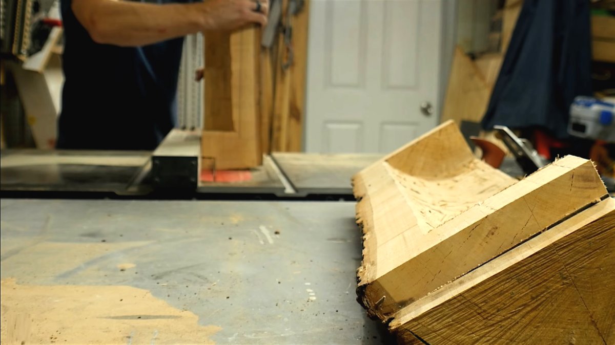 Как сделать скамью из бревна с местом для хранения - фото 15