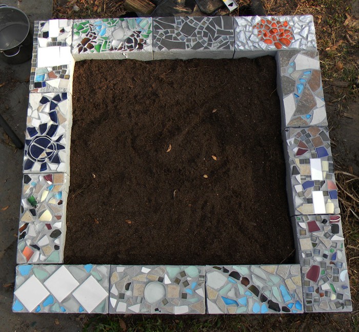 Интересная грядка из шлакоблока и мозаичной плитки - фото 2