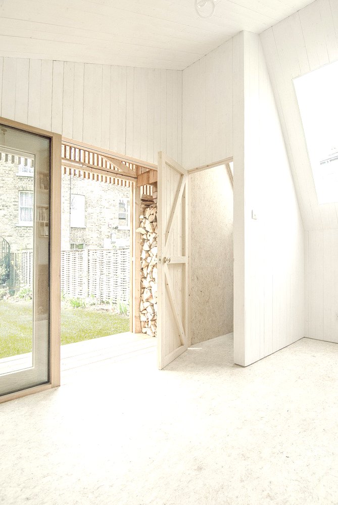 Небольшой домик из дерева для дачи - фото 5