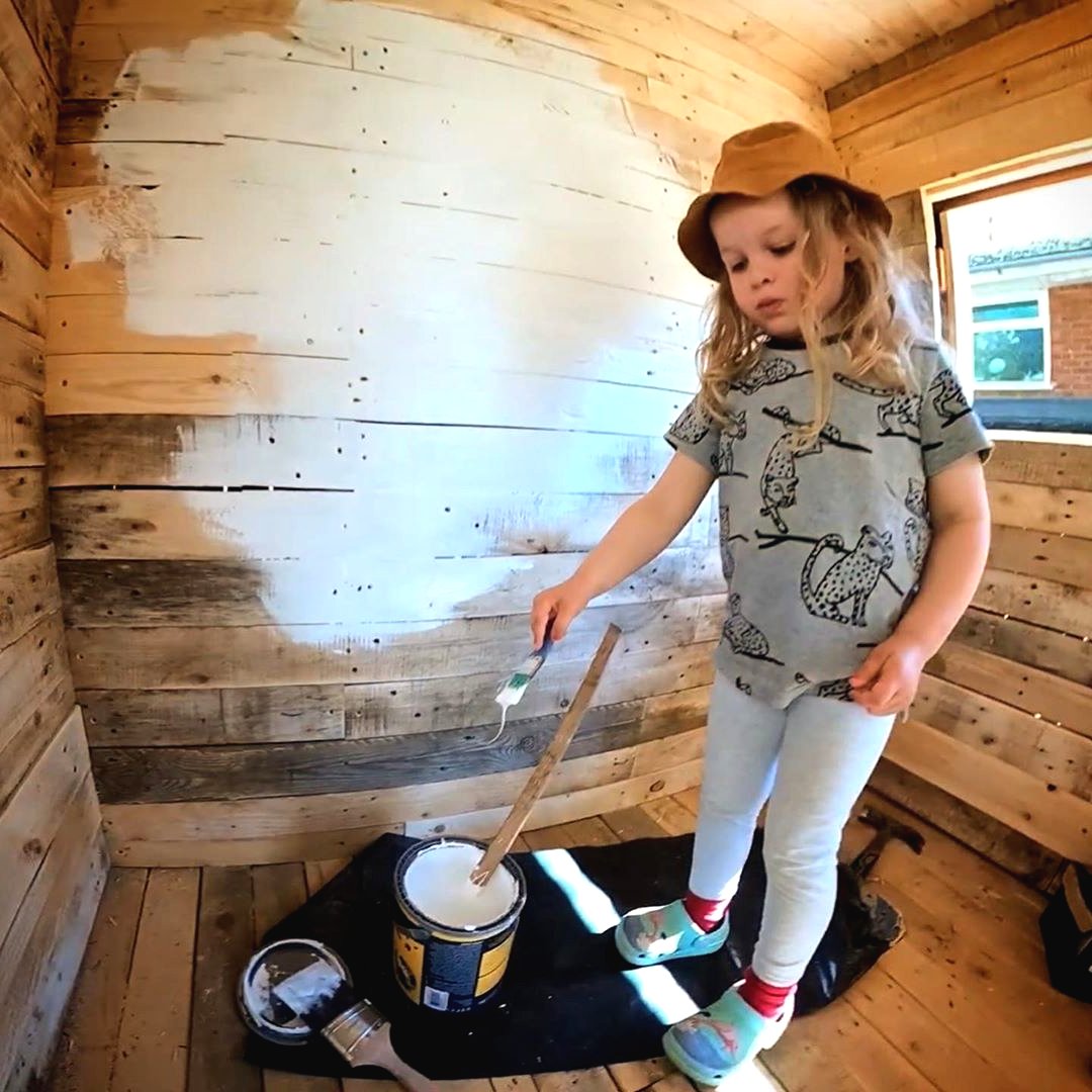 Необычный детский домик на дереве с горкой - фото 8