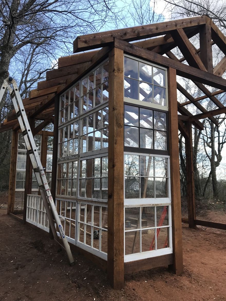 Удивительная оранжерея из старых окон - фото 18