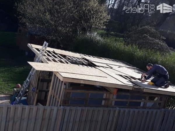 Сарай построенный из поддонов - фото 4