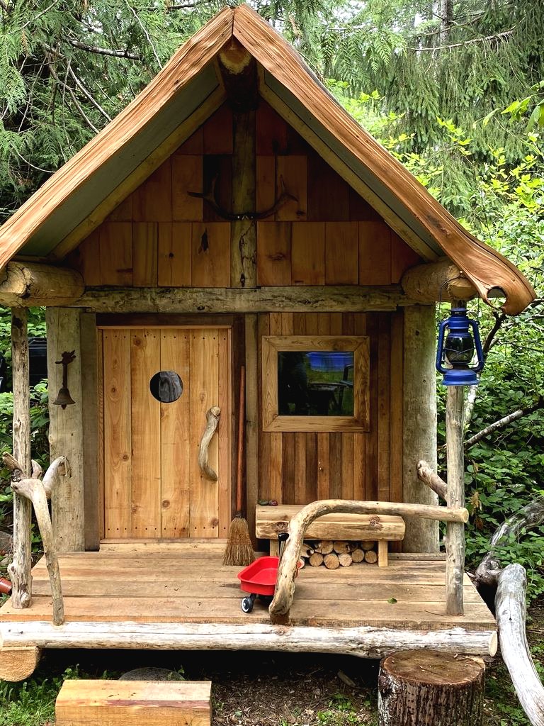 Строим детский домик из дерева на даче - фото