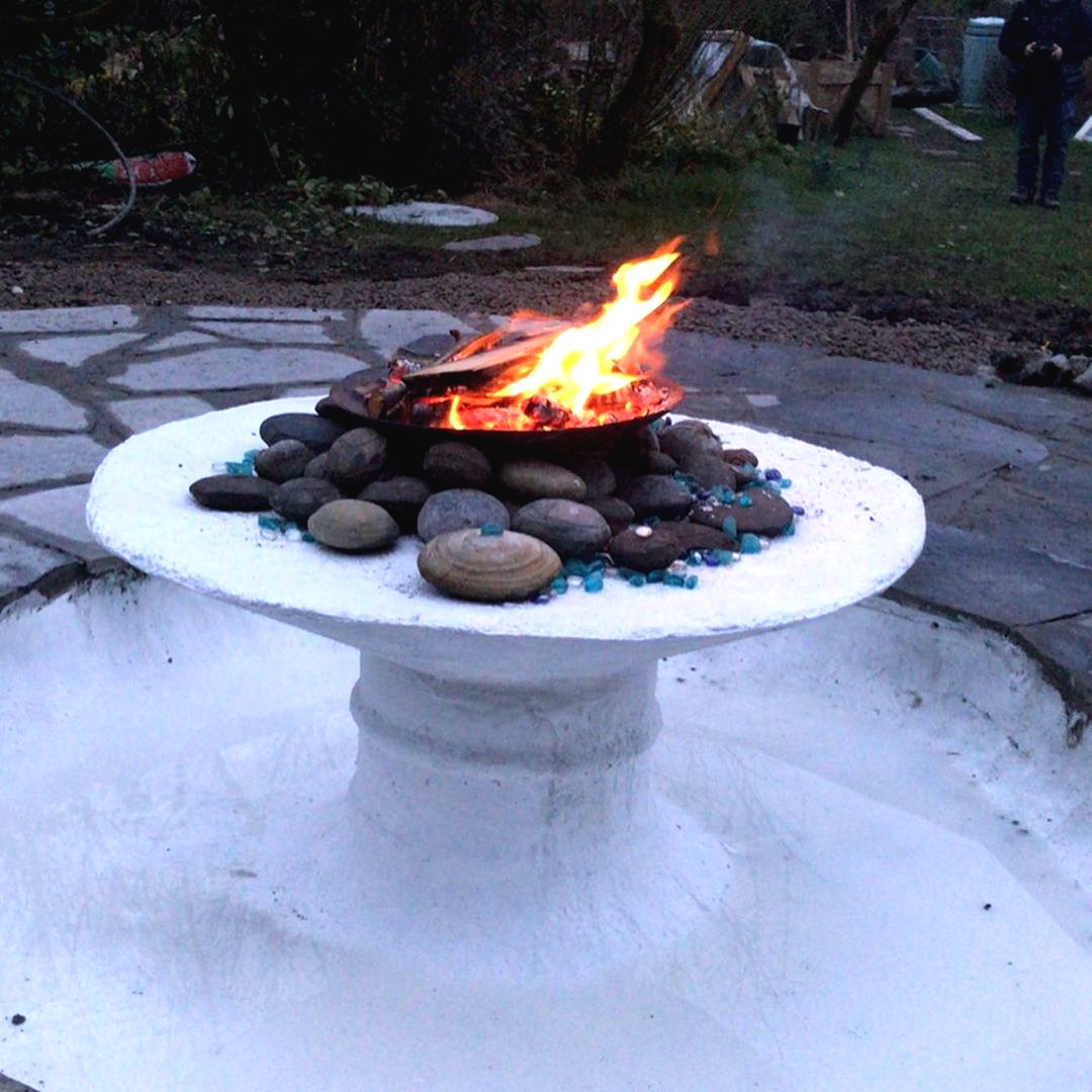 Оригинальная идея для патио с очагом - фото 4